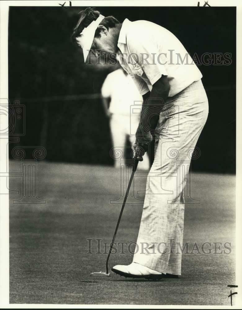 1980 Press Photo Golfer Tom Valentine Putts On New Orleans Course - Nos36744